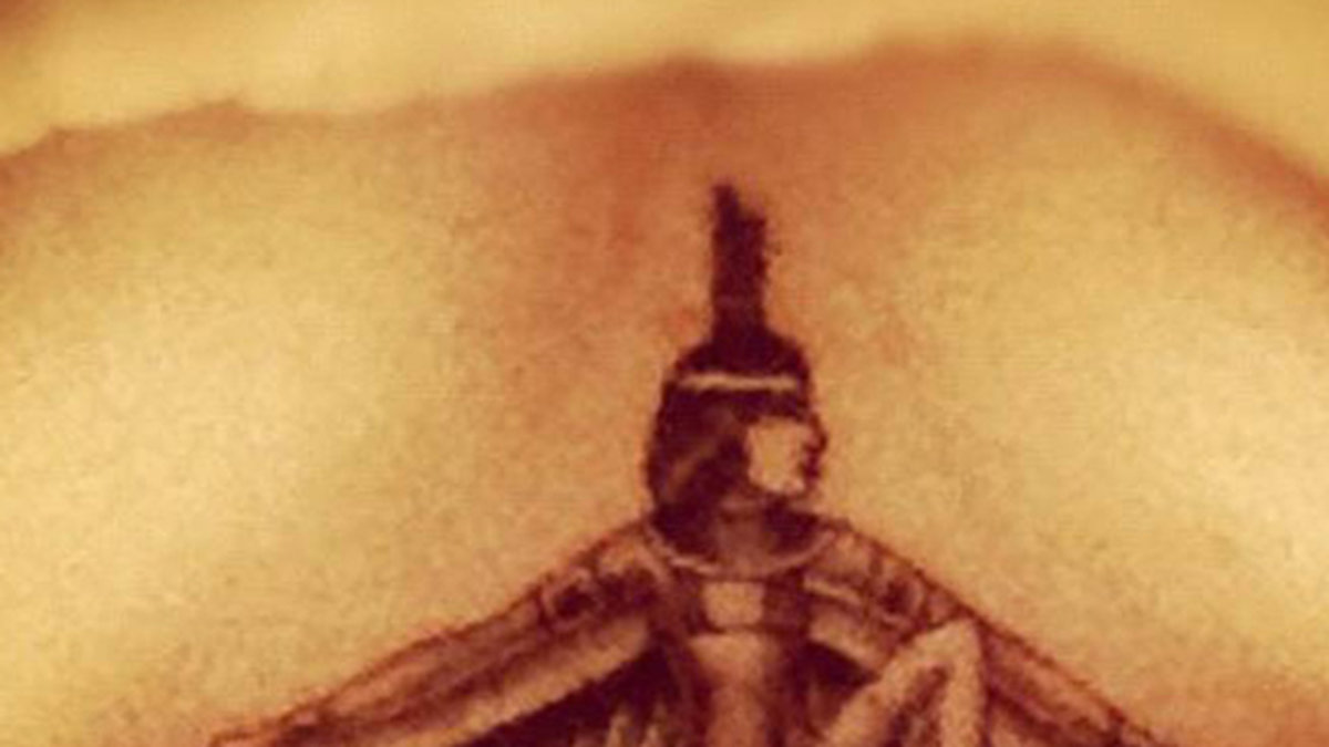 Så här ser Rihannas tatuering ut under brösten. 